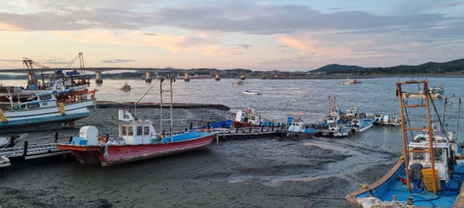 개량안강망 허가 어업인들은 8월20일까지 금어기라 출항를 하지 못한 채 수 십채 배가 항구에 정박해 있다.  (사진=유영재 기자) 