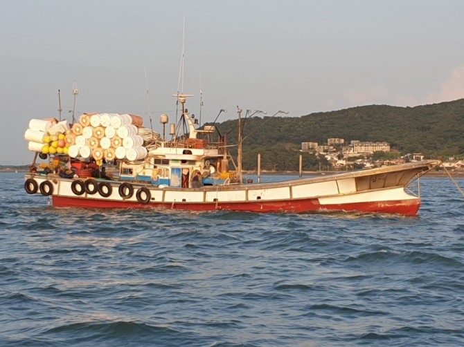 연안자망 허가를  받아 부표를 가득싣고 있다. 이 배는 다른 지역에서 강화남단에 조업을 하기위해 준비 중이며 지역 배들은 부표를 많이 싣고 다니지 않는다.   (사진=제보자 제공)
