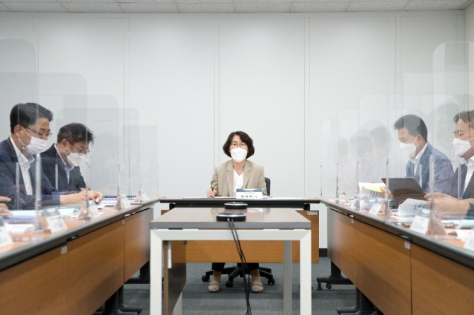 임혜숙 과학기술정보통신부 장관이 18일 오후 세종특별자치시 세종파이낸스센터 과기정통부 영상회의실에서 열린 '제5차 5G+ 전략위원회' 에 참석해 인사말을 하고 있다. 사진=과학기술정보통신부