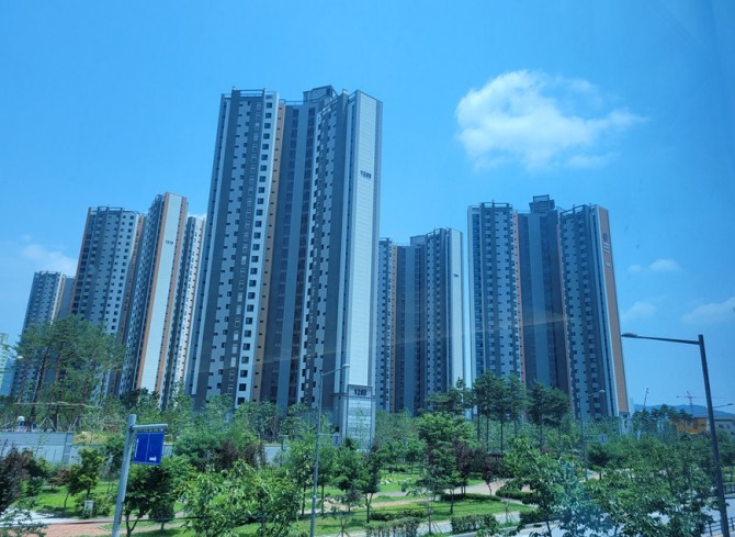 정부에서 부동산 시장 안정을 위한 부동산 규제지역을 선정하면서 비규제지역이 주목을 받고 있다. 사진은 비규제지역에서 지난해 6월 규제지역에 포함된 양주시의 한 아파트 단지 모습. 사진=최환금 전문기자