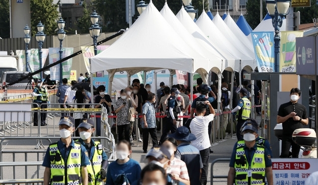 15일 오전 서울역 광장에 마련된 중구 임시 선별검사소에서 시민들이 코로나19 검사를 받기 위해 줄서고 있다. 사진=뉴시스 