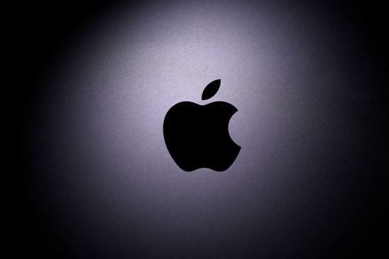 맥북에 표시된 애플 로고. 사진=로이터