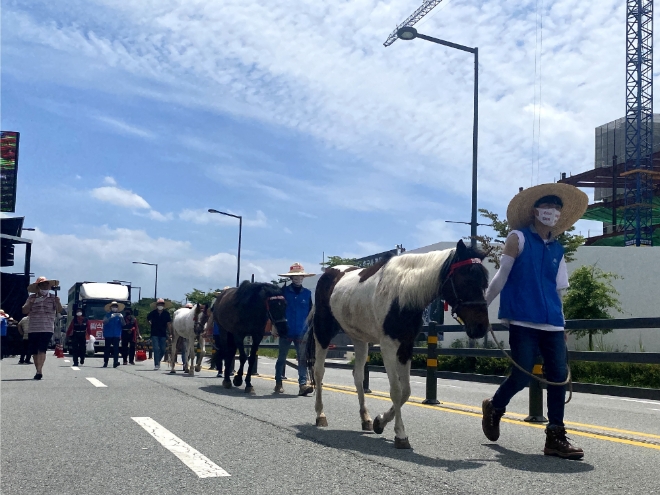 전국 18개 말산업 유관단체로 구성된 축산경마산업비상대책위원회(축경비대위) 관계자들이 7월 13일 세종시 정부세종청사 농림축산식품부 앞에서 말을 이끌고 온라인 발매 입법화 촉구 시위를 벌이는 모습. 사진=축경비대위 