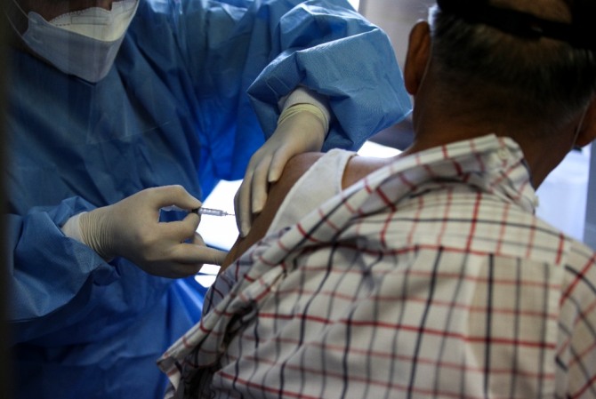 19일 서울 관악구 에이치플러스 양지병원에서 한 시민이 코로나19 백신 접종을 받고 있다. 사진=뉴시스