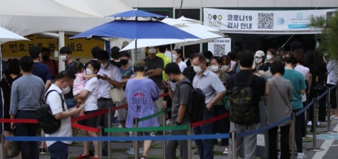 서울 강남구 선별진료소에서 코로나 검사를 받고 있는 주민들. 사진=연합뉴스