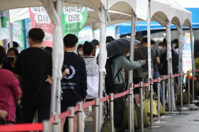 지난 21일 오후 서울역 광장에 마련된 중구임시선별검사소에서 시민들이 검사를 받기 위해 기다리고 있다. 사진=연합뉴스