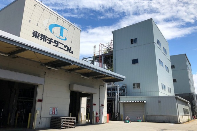 이산화탄소를 방출하지 않는 티타늄 금속에 대한 새로운 제련 방법의 개발에 도전하고 있는 일본의 토호티타늄.