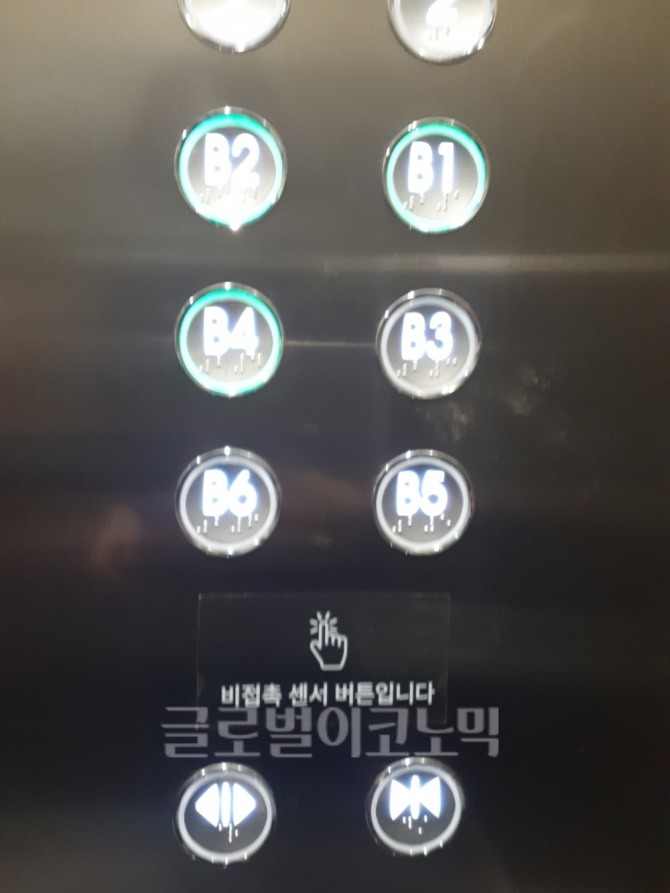 엘리베이터 안 '비접촉 센서 버튼'은 손가락을 가까이에 대도 작동하지 않았다.  사진=손민지 기자