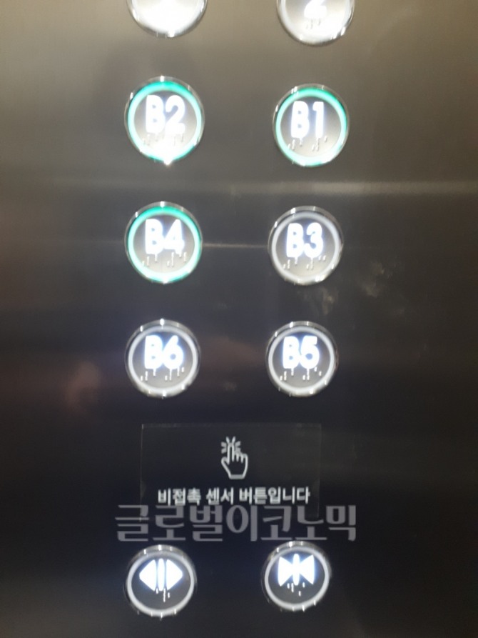 엘리베이터 안 '비접촉 센서 버튼'은 손가락을 가까이에 대도 작동하지 않았다.  사진=손민지 기자