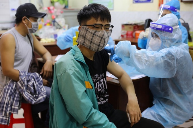 물류업체 직원들이 백신을 접종하고 있다.