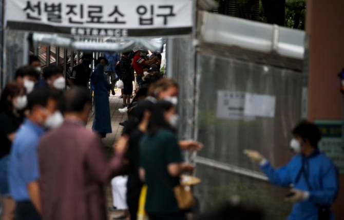 23일 오전 서울 관악구보건소 내 코로나19 선별진료소를 찾은 시민들이 검사를 받기 위해 서 있다. 사진=뉴시스