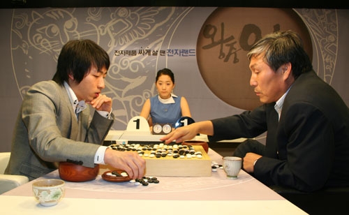 조훈현 9단과 이창호 9단이 2006년 첫 사제 대결을 펼치고 있다.
