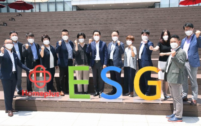 '홈플러스 ESG 위원회' 구성원들이 지난 5일 홈플러스 본사 중앙정원에서 기념 사진을 촬영하고 있다.  ESG 위원회 위원장은 이제훈 홈플러스 사장(왼쪽 뒷줄 여섯 번째)이 맡는다. 사진=홈플러스