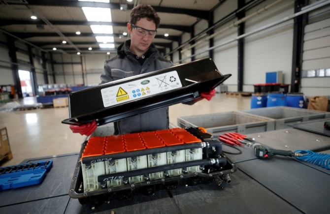독일의 한 배터리 재활용 업체에서 직원이 중고 리튬이온 배터리를 분해하고 있는 모습.  사진=로이터