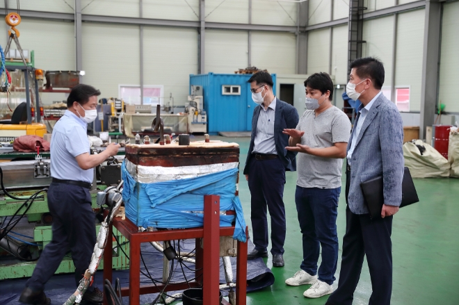 한국석유공사 조성상 총무처장(오른쪽 1번째)이 한국생산성본부 관계자와 함께 울산지역 중소기업을 방문해 스마트공장 지원사업을 논의하고 있다. 사진=한국석유공사 