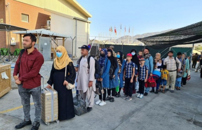 한국 정부와 협력한 아프가니스탄인들이 국내 이송을 위해 카불 공항에 도착한 한국 공군 수송기에 탑승하기 위해 줄을 서서 기다리고 있다. 사진=연합뉴스