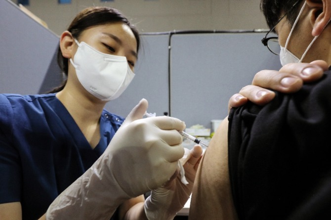26일 오전 서울 동작구 사당종합체육관 코로나19 예방접종센터에서 시민이 백신 주사를 맞고 있다. 사진=뉴시스
