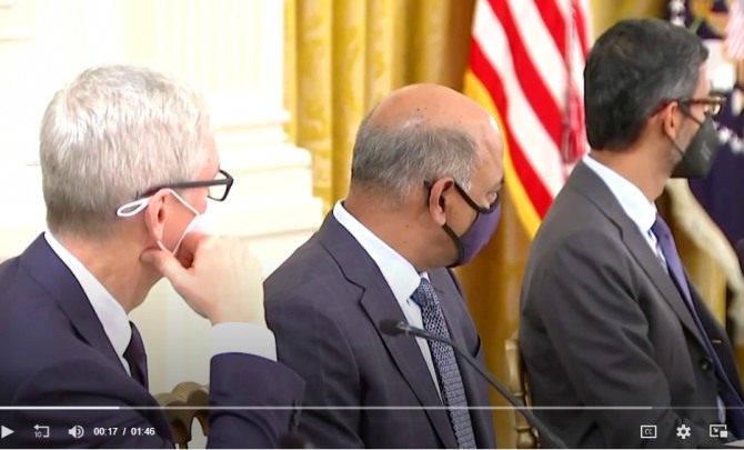 25일(현지시간) 조 바이든 대통령이 주요 IT 대기업 총수들을 모아놓고 백악관에서 가진 사이버테러 관련 간담회에서 팀 쿡 애플 CEO(왼쪽부터), 아르빈드 크리슈나 IBM CEO, 순다르 피차이 구글 CEO가 바이든 대통령의 연설을 경청하고 있다. 사진=로이터
