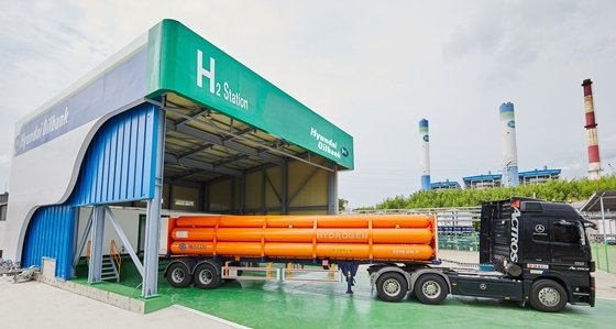 수소 트레일러가 충남 서산시 현대오일뱅크 대산공장 내 고순도 수소 정제 설비에서 충전하고 있다.사진=현대오일뱅크