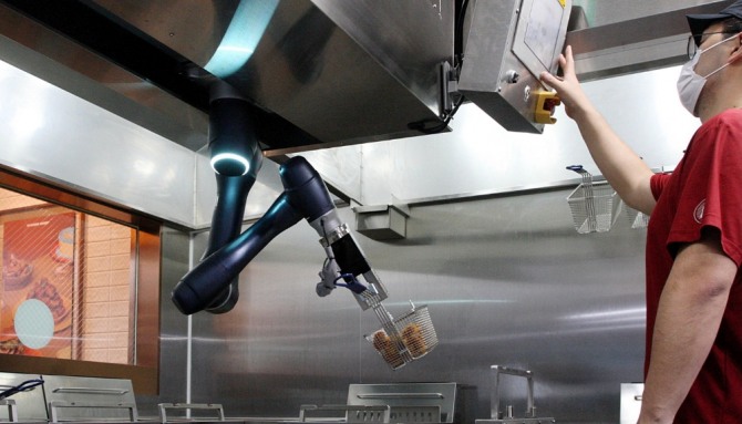 교촌에프앤비는 최근 인천 송도신도시에 협동로봇이 도입된 교촌치킨 가맹점을 처음 열었다. 사진=교촌에프앤비