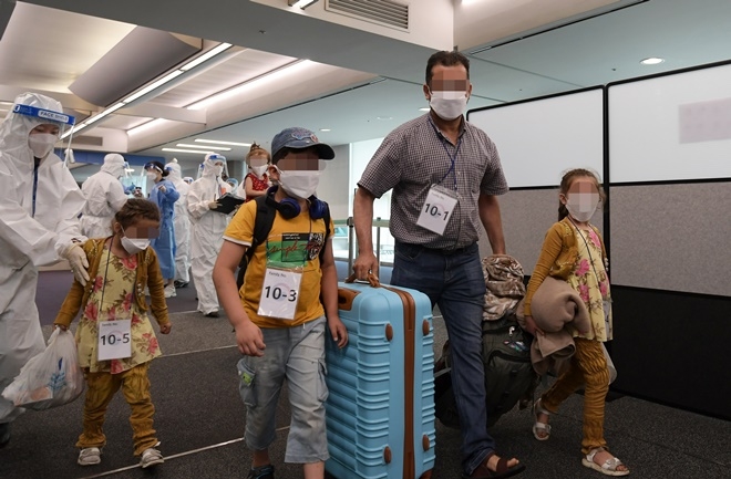 아프가니스탄에서 한국 정부 활동을 도운 아프간 현지 직원, 자녀, 부모 등 378여 명이 26일 오후 인천국제공항을 통해 입국하고 있다. 사진=뉴시스