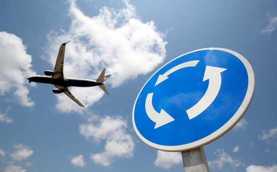 라이언에어 보잉 737-800 비행기가 바르셀로나-엘프라트 공항에 착륙하면서 로터리 표지판을 지나고 있다. 사진=로이터