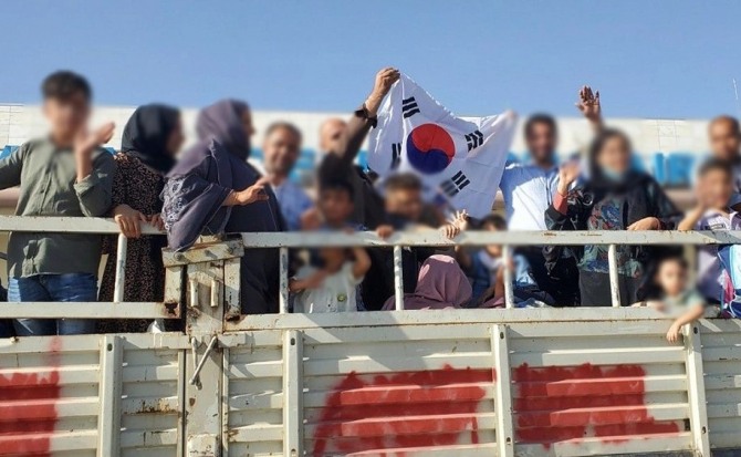 태극기를 흔드는 아파가니스탄인들. 사진=외교부 트위터