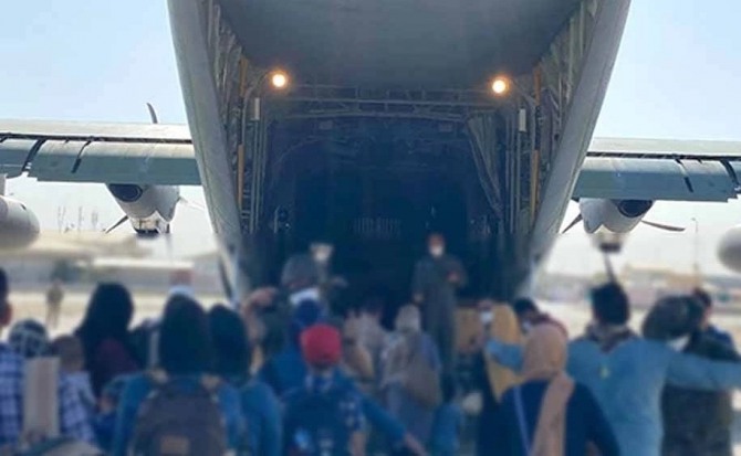 한국 정부를 지원한 아프가니스탄인과 가족들이 공군 수송기에 오르기 위해 줄을 서 있다. 사진=외교부 트위터