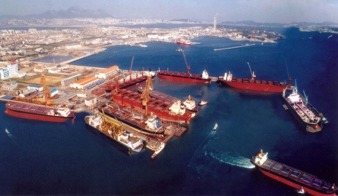 중국 COSCO 중공업에서 건조한 선박이 시험 항해를 하고 있다.