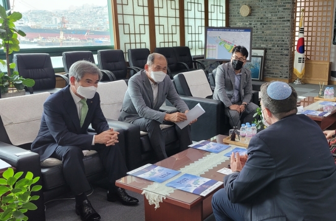 부산항만공사 남기찬 사장(왼쪽 1번째)이 6월 10일 부산항만공사 본사에서 아키바 토르 주한 이스라엘 대사를 접견하는 모습. 사진=부산항만공사 