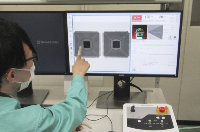오키엔지니어링의 기술자가 반도체 칩의 진위 여부를 감별하는 모습. 사진=교토뉴스