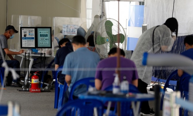 28일 서울 영등포보건소 선별진료소에서 시민들이 코로나19 검사를 하고 있다. 사진=뉴시스