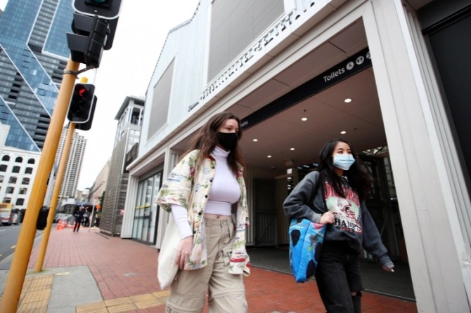 지난해 8월 31일(현지시간) 뉴질랜드 오클랜드 시내에서 마스크를 쓴 시민들이 길을 걷고 있다. 사진=로이터