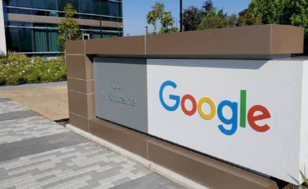 구글 건물 정문앞에 세워진 구글 간판. 
