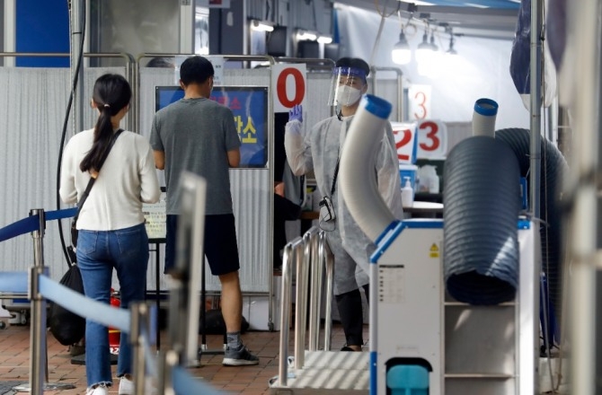 지난달 28일 서울 영등포보건소 선별진료소에서 시민들이 검사를 하고 있다. 사진=뉴시스