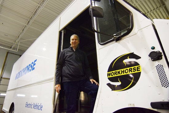  미국 오하이오주 러브랜드에서 전기 배송 차량 제조업체인 워크호스 최고경영자(CEO)인 스티브 번스가 차량과 함께 포즈를 취하고 있다. 사진=로이터