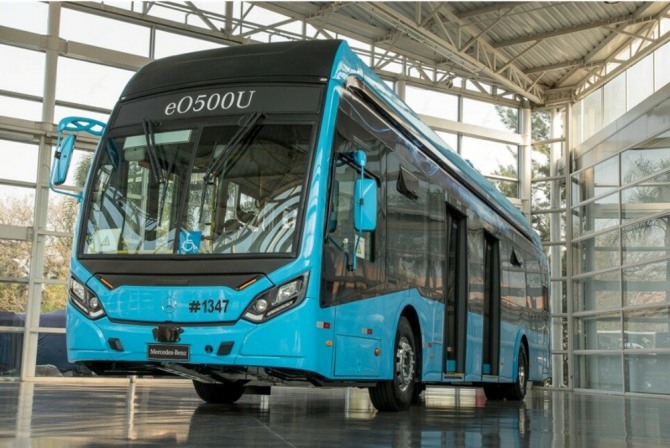 메르세데스 벤츠가 브라질에서 생산하는 전기버스 e0500U.