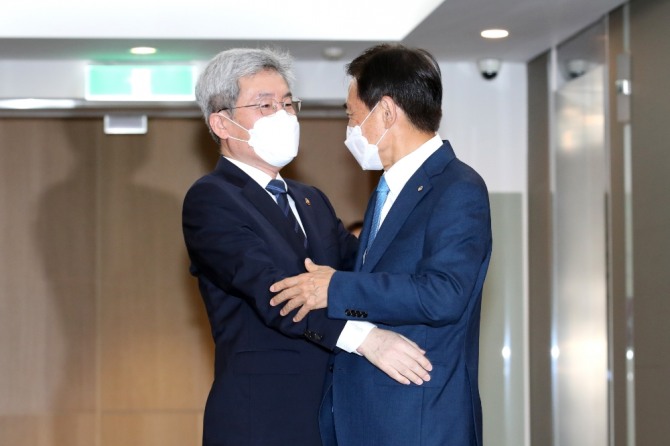 이주열 한국은행 총재(오른쪽)와 고승범 금융위원장이 만나 인사를 나누고 있다. 사진=한국은행