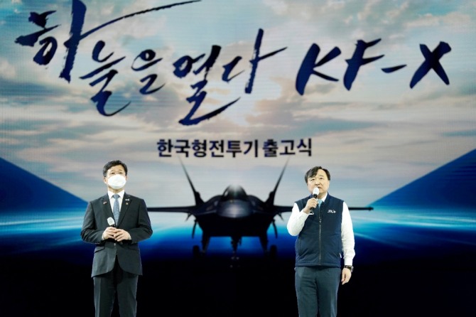 강원호 방위사업청장(왼쪽)과 안현호 한국항공우주산업 대표가 지난 4월  KF-21 시제기 출고식에서 인사말을 하고 있다. 사진=뉴시스