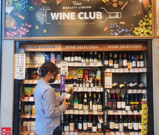올해 1~8월 와인 176만 병을 판매한 이마트24는 와인 상품 강화로 '와인=이마트24' 이미지를 공고히한다. 사진=이마트24