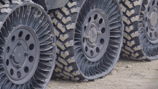 HR-셰르파에는 에어리스 타이어가 장착돼 잇다. 사진=현대로템