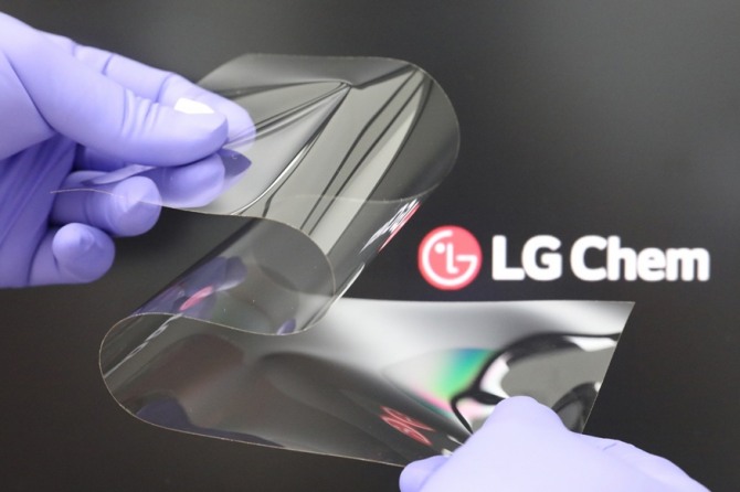 LG화학이 개발한 리얼 폴딩 윈도우 제품 이미지. 사진=LG화학