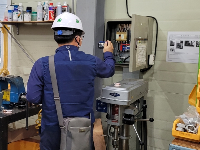 한국동서발전 관계자가 협력중소기업을 대상으로 원스톱 안전진단을 하고 있다. 사진=한국동서발전 