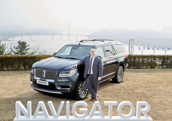 데이비드 제프리 포드코리아 대표가 지난 3월 링컨 '네비게이터' 미디어 쇼케이스에 참석해 포즈를 취하고 있다. 사진=포드코리아