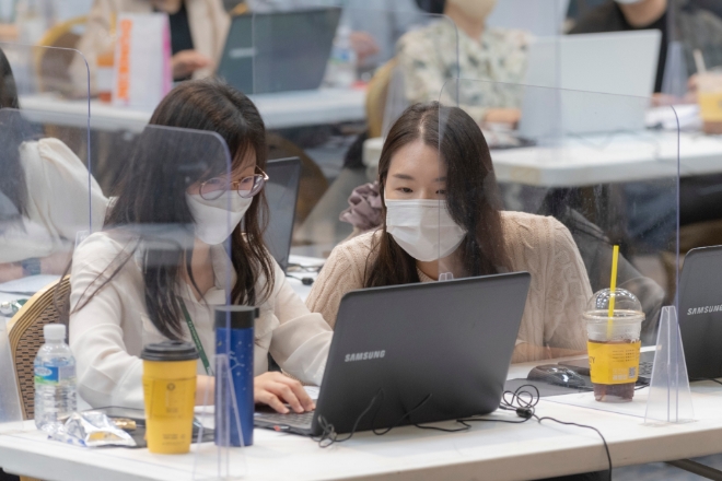 한국남부발전 인턴직원들이 부산 남부발전 본사 대강당에서 인적자원개발 아이디어 발굴을 위해 토론을 하고 있다. 사진=한국남부발전 