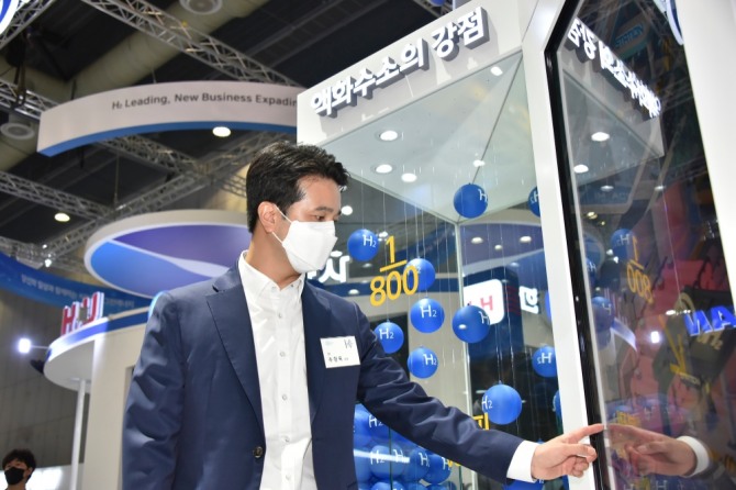 추형욱 SK E&S 대표이사 사장이 8일 경기도 고양시 킨텍스에서 열린 '2021 수소모빌리티+쇼’에 마련된 ‘SK 수소 밸류체인관’을 둘러보고 있다.사진=SK E&S