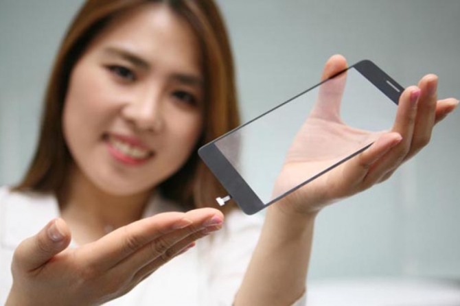 LG전자가 개발한 스마트폰용 불투명 디스플레이. 사진=LG전자