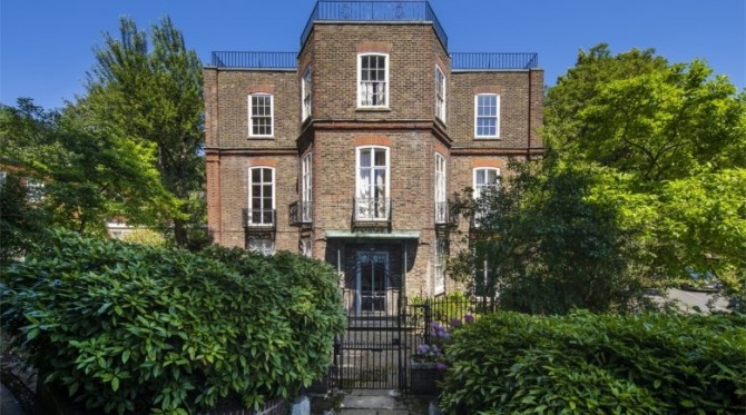 샤를 드골 전 프랑스 대통령이 거주했던 영국 런던 햄스테드 저택이 50년 만에 부동산 시장에 나왔다. 