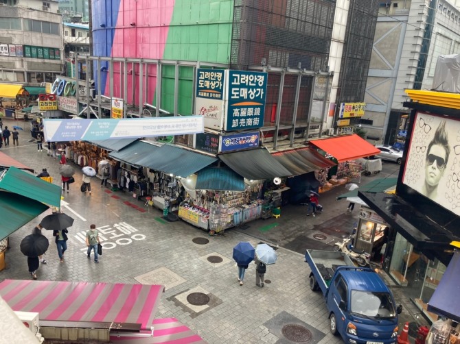 7일 오후 3시 E월드상가 앞 거리. 지나다니는 사람들이 많지 않다. 사진=안희진 기자