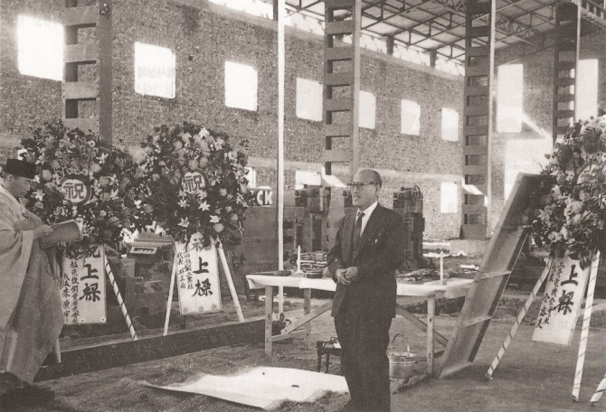 1963년 부산 용호동공장 건립 상량식에서 제를 올리는 고 장경호 회장. 사진=동국제강